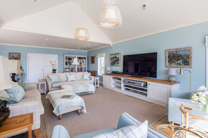 Living area- click for photo gallery